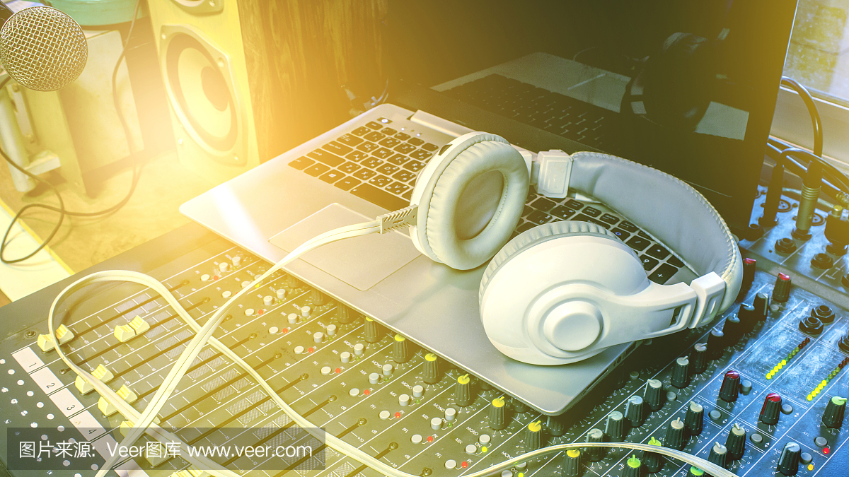 在錄音室監(jiān)聽耳機。