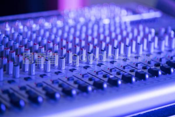 錄音棚混音臺(tái)專業(yè)音樂(lè)制作