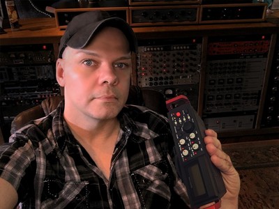 Beals 把 TASCAM 的 DR-701D 錄音機(jī)帶到大型購(gòu)物中心 - midifan:我們關(guān)注電腦音樂(lè)